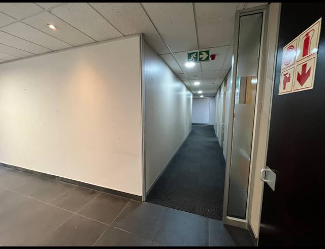 1,960M² OFFICE TO LET IN PINELANDS